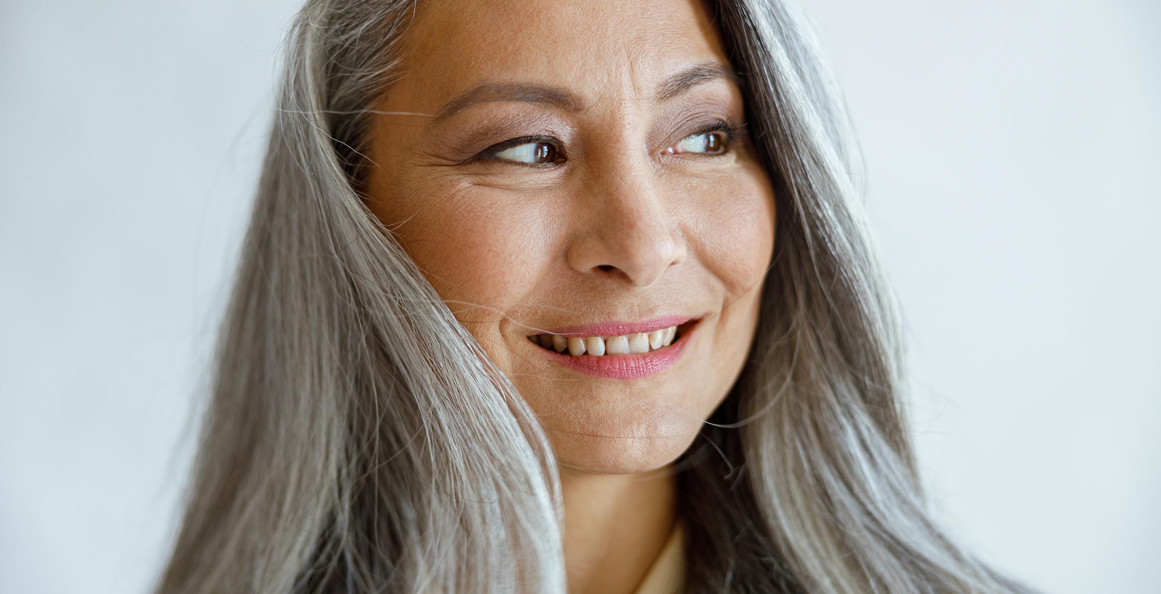 mujer mayor con el pelo natural sano